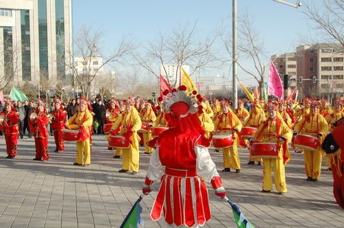 酒泉市2011年元宵節(jié)社火匯演期間，部分社火隊(duì)來公司拜年