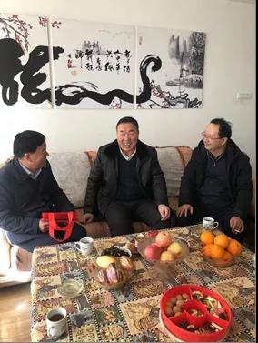 敦煌種業(yè)領(lǐng)導(dǎo)看望慰問公司老干部、老黨員及困難黨員職工
